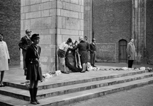 127492 Afbeelding van de kranslegging door mw. J. Heij-Biesterfeld tijdens Dodenherdenking bij het Verzetsmonument op ...